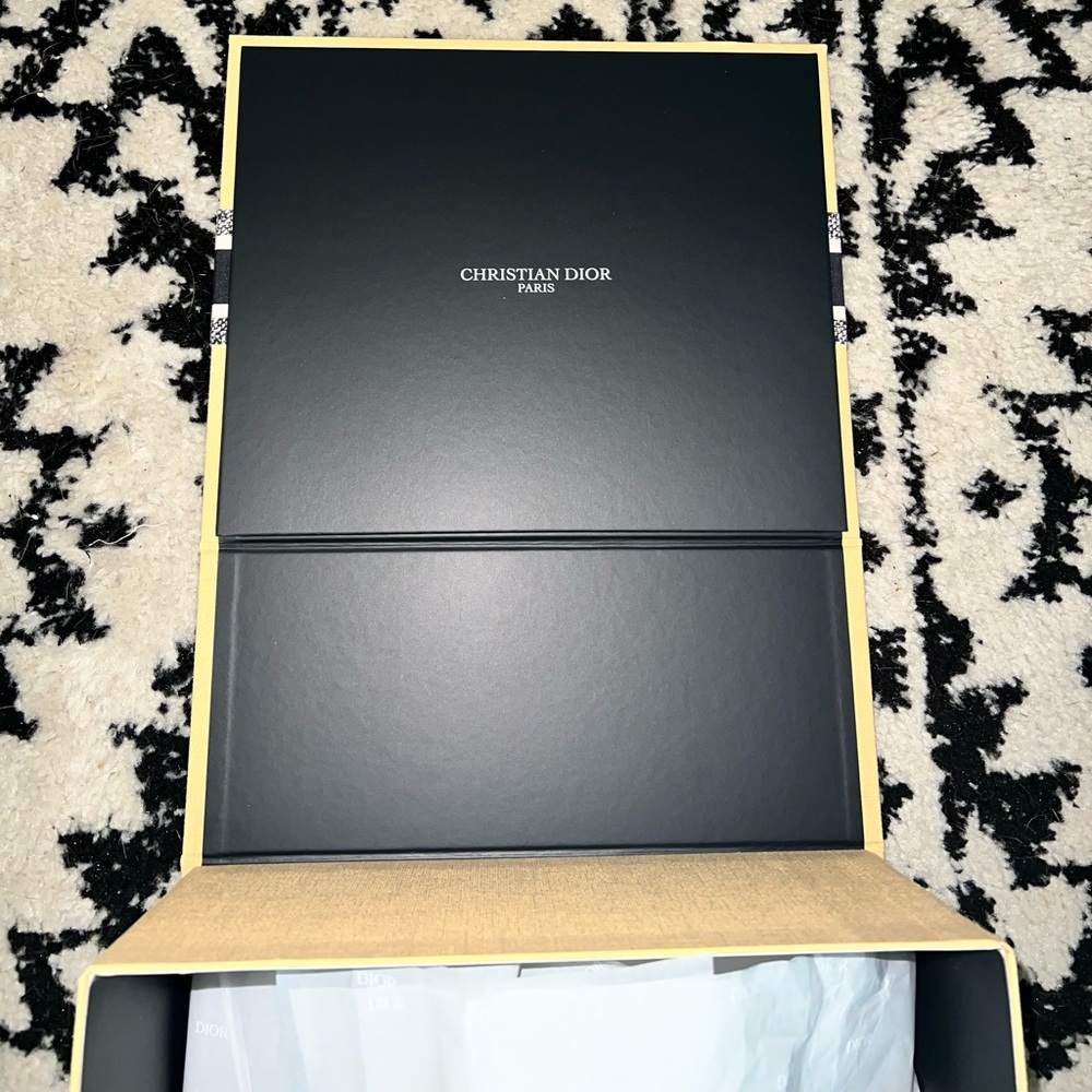 Dior Gift Box - Picture 2 of 5